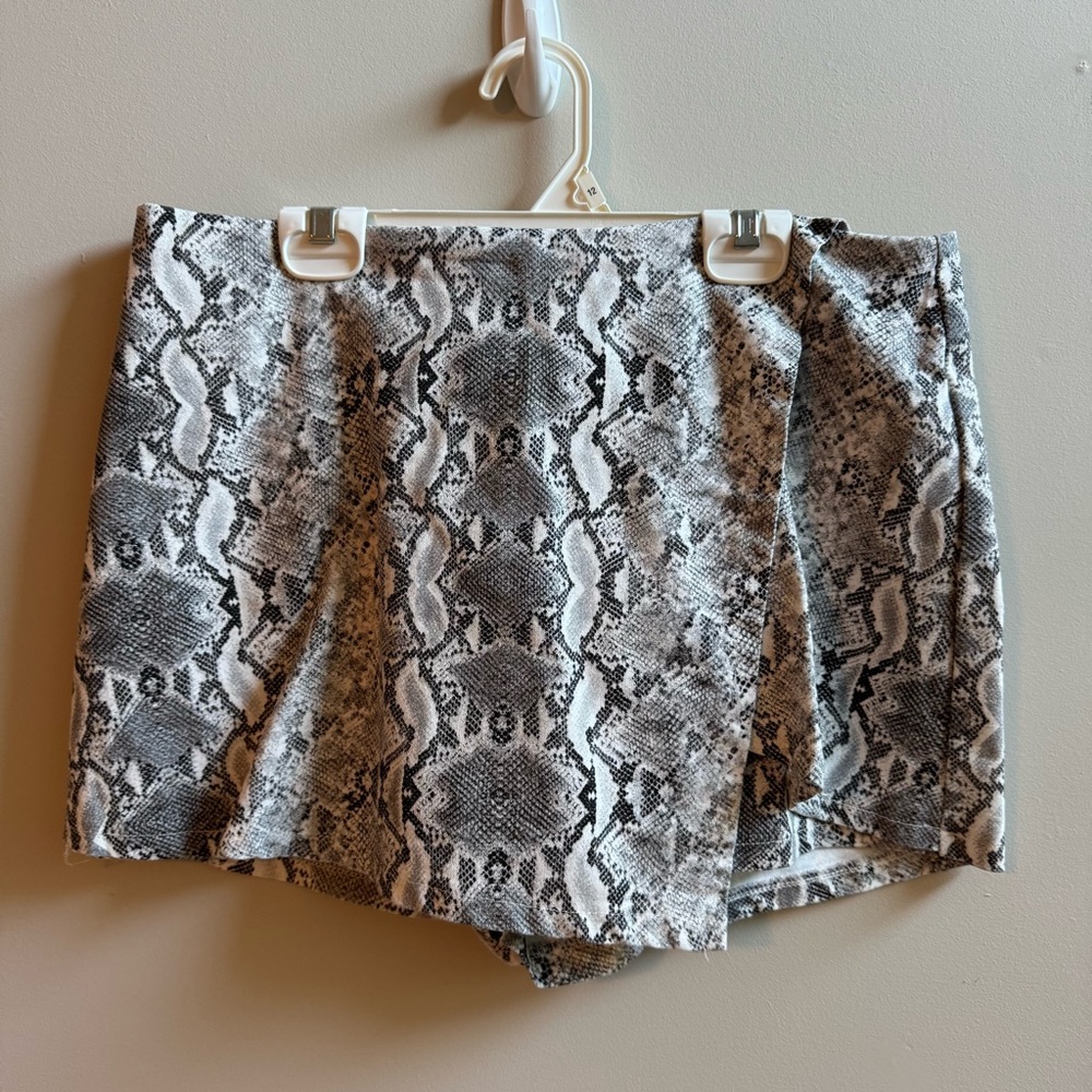 She + Sky Black and White Snakeskin Pattern Skort